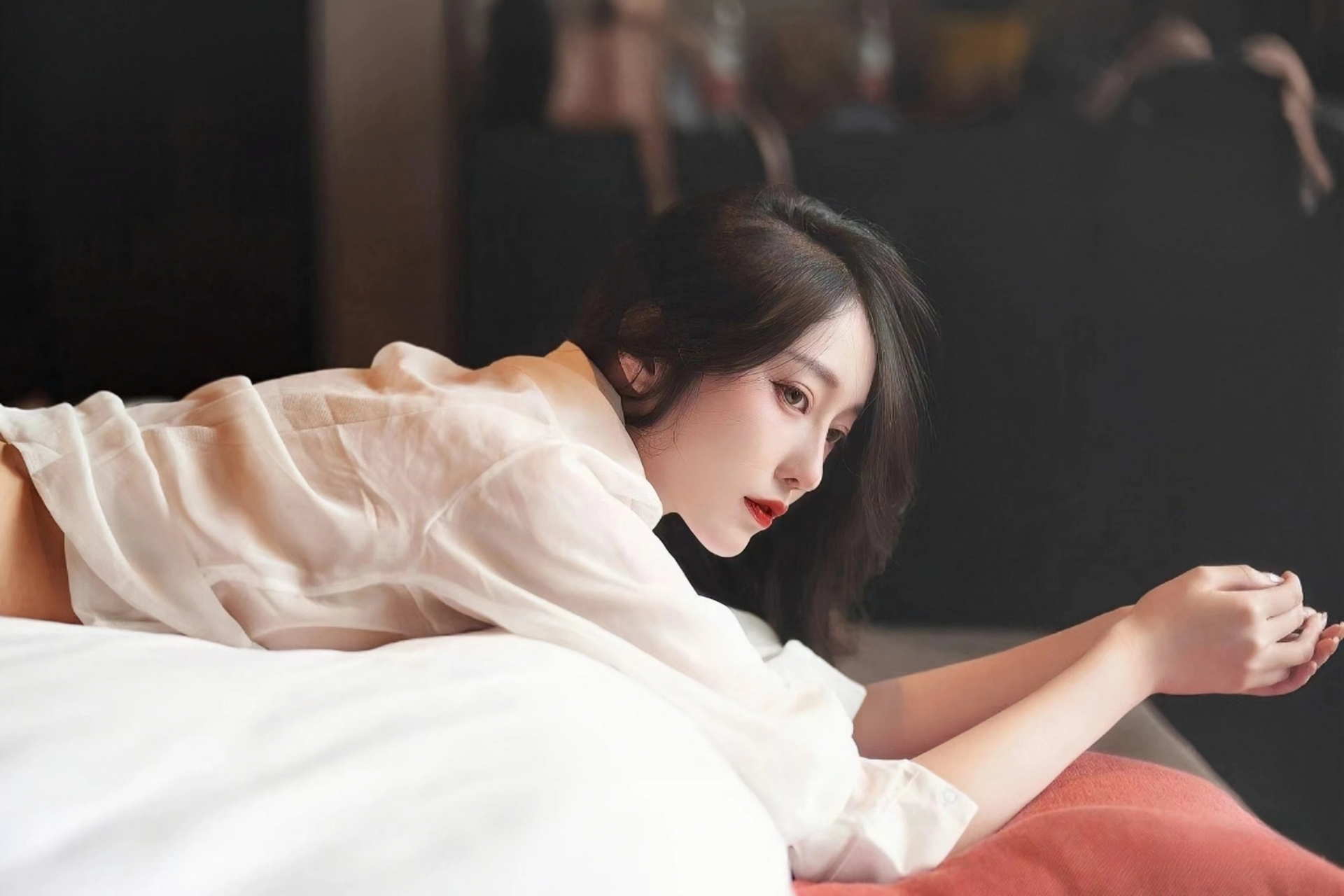 高温“烤”验下的工作者：打捞水草保灌解“渴”